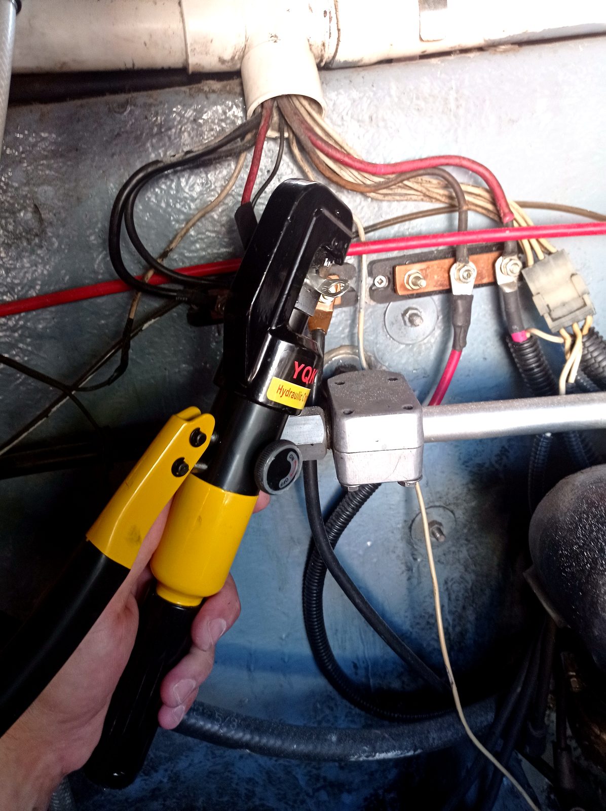 Crimpeado hidráulico de terminal en cableado eléctrico náutico