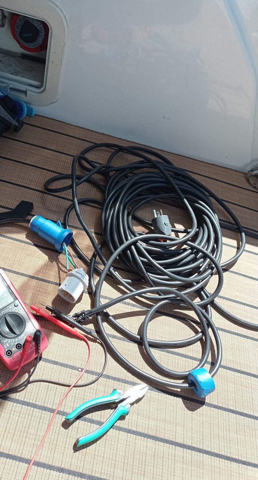 Revisión de instalación eléctrica de 220V en una embarcación