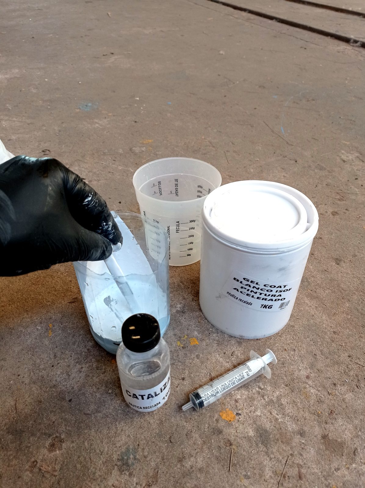 Preparación de gel coat y catalizador para reparación de fibra