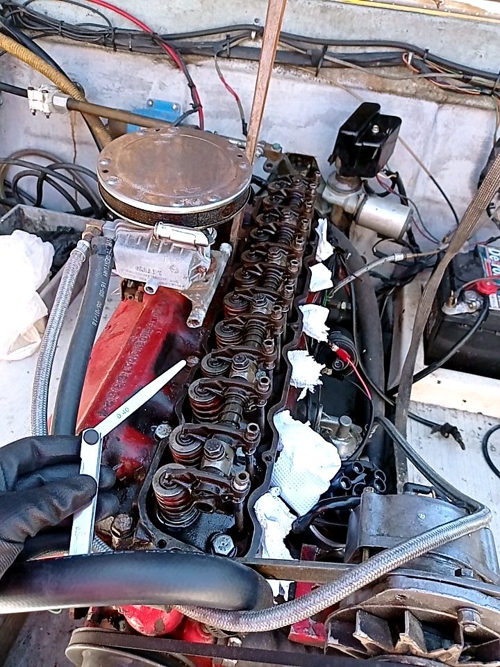 Ajuste de válvulas de motor con calibre