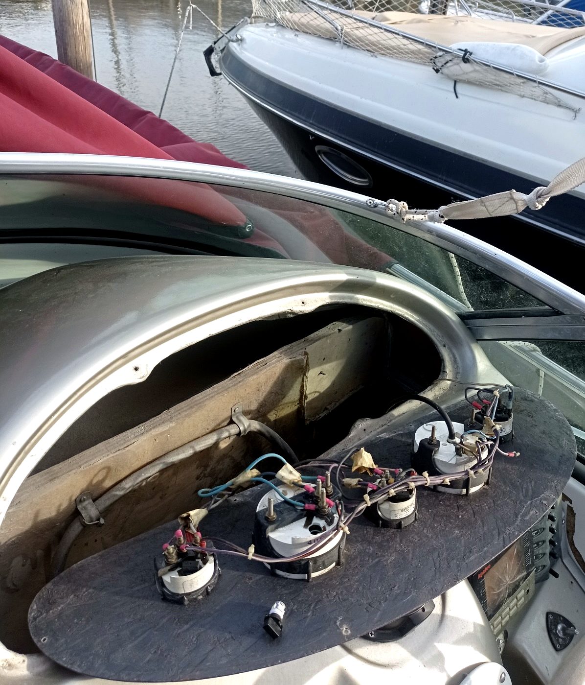 Relés y motores eléctricos instalados en embarcación