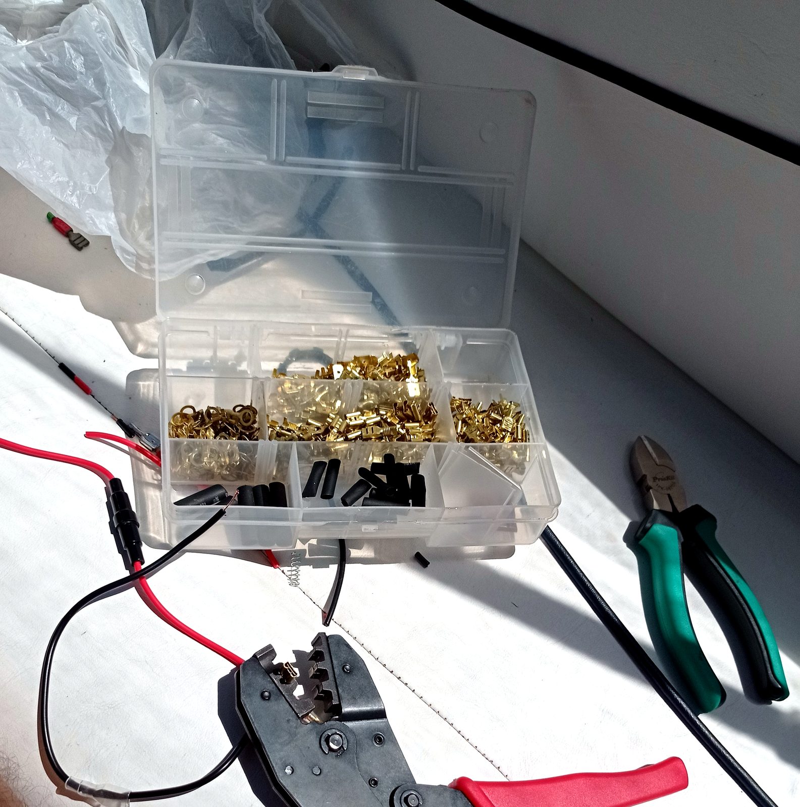 Caja de terminales y herramienta de crimpado para cableado náutico